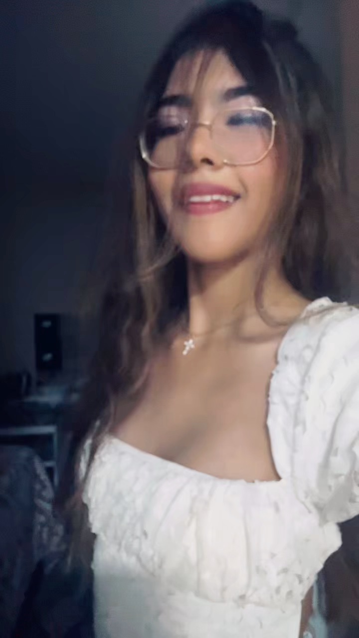 Girl online for video chat — Caramelo
